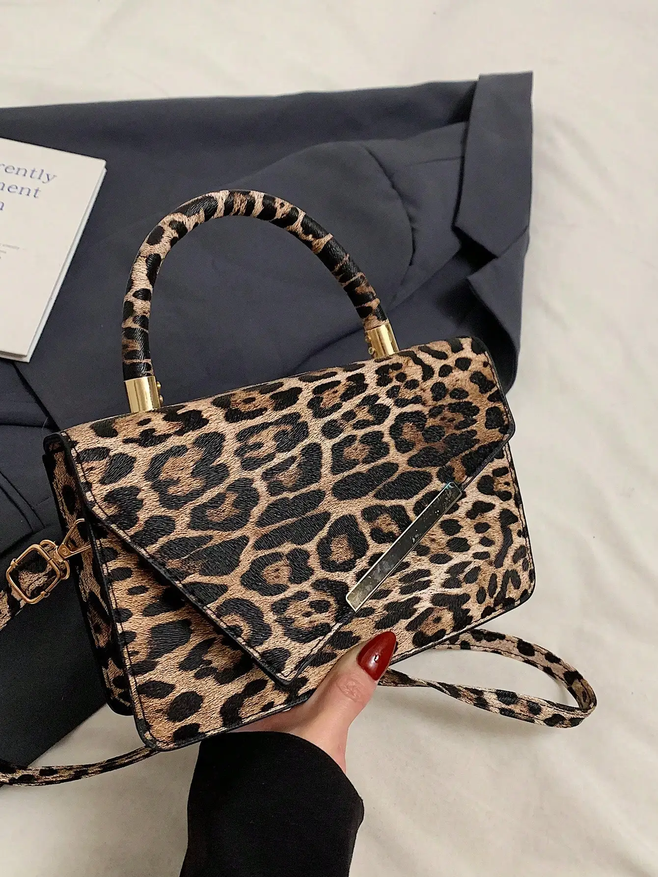 

Сумка через плечо с леопардовым принтом и металлической застежкой - квадратная форма