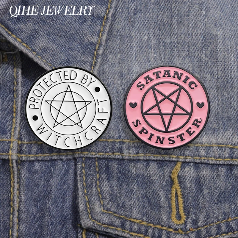 Protected By Witchraft Emaille Pins Kreative fünfzackige Stern Metall Broschen Dekor Kleidung Revers Abzeichen Schmuck Geschenk für Freunde