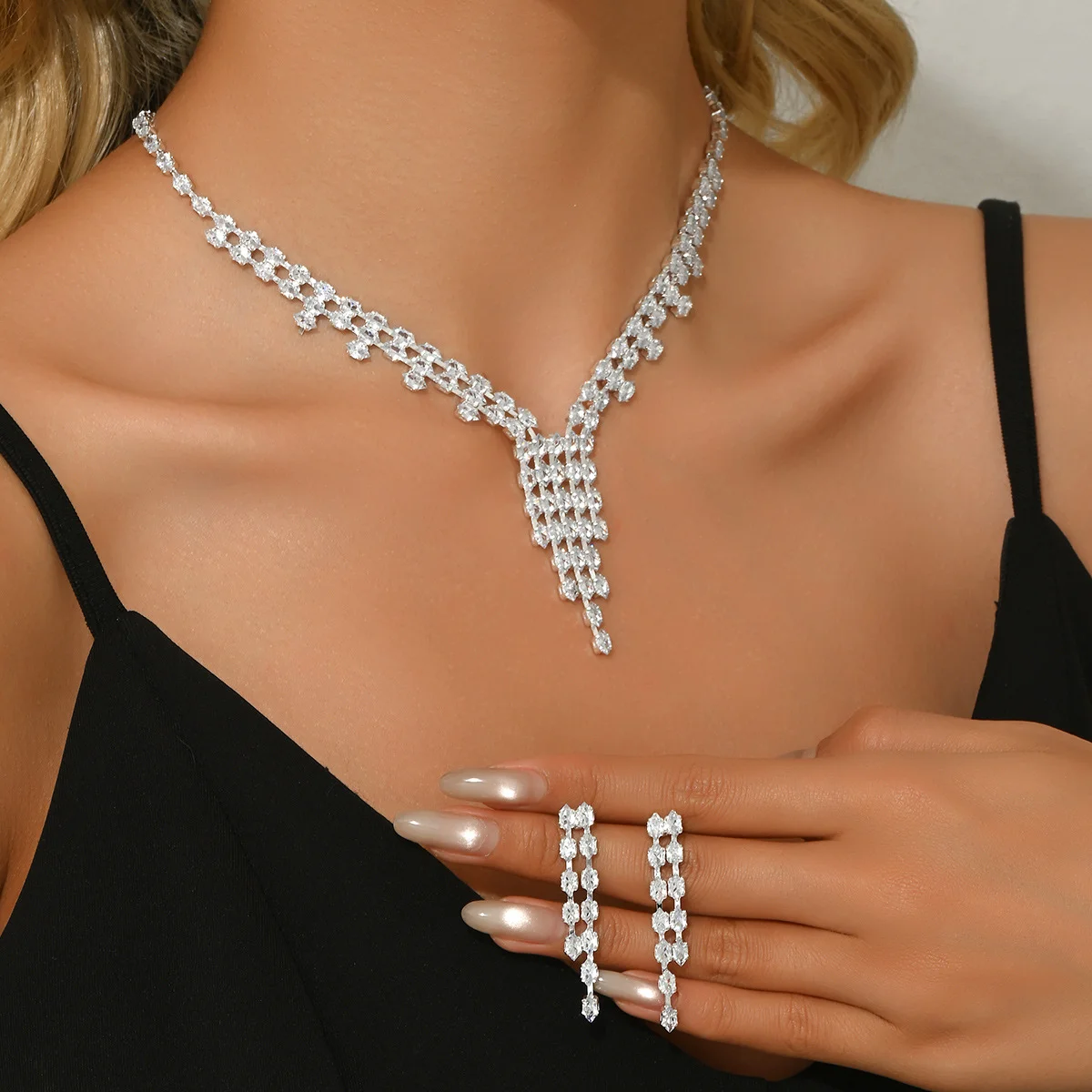 

Flowy High-Quality French-Luxury Elegant Multi-Complimenting Zircon Necklace Set for Women Daughter's Gift