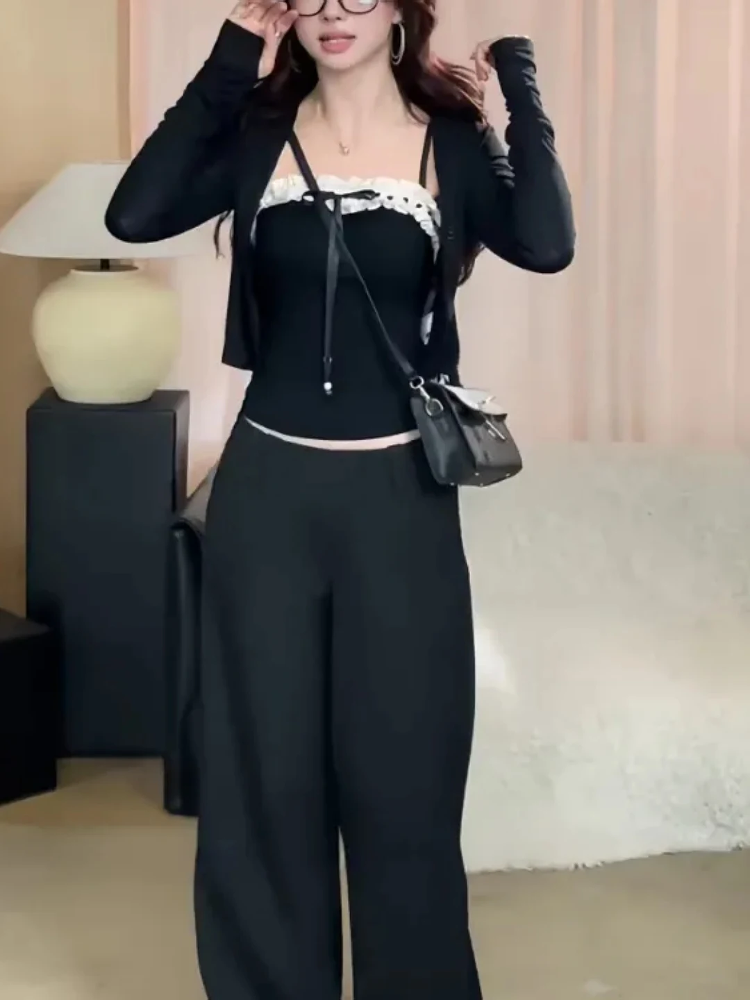 

Женский комплект из двух предметов: топ с кружевными вставками и многослойный кардиган. Новинка лета. Модный повседневный стиль.