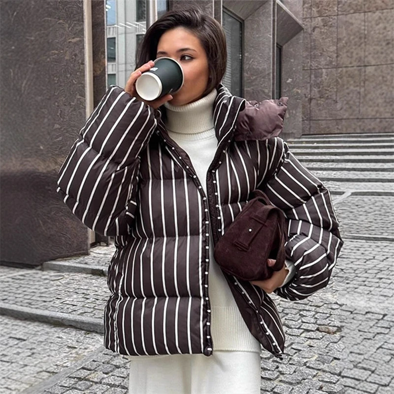 سترة مبطنة مخططة للنساء 2025 مع قلنسوة سميكة وأكمام طويلة معطف دافئ فضفاض مناسب ملابس شتوية غير رسمية موضة ملابس الشارع الشهير