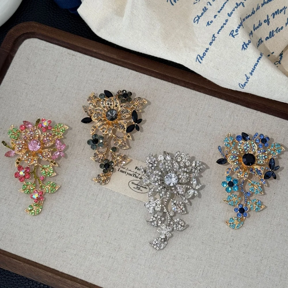 Luxuriöse, aufwendig gearbeitete Rosen- und Sonnenblumenbroschen für Männer und Frauen, Schmuck und Modeaccessoires. – Detail 3