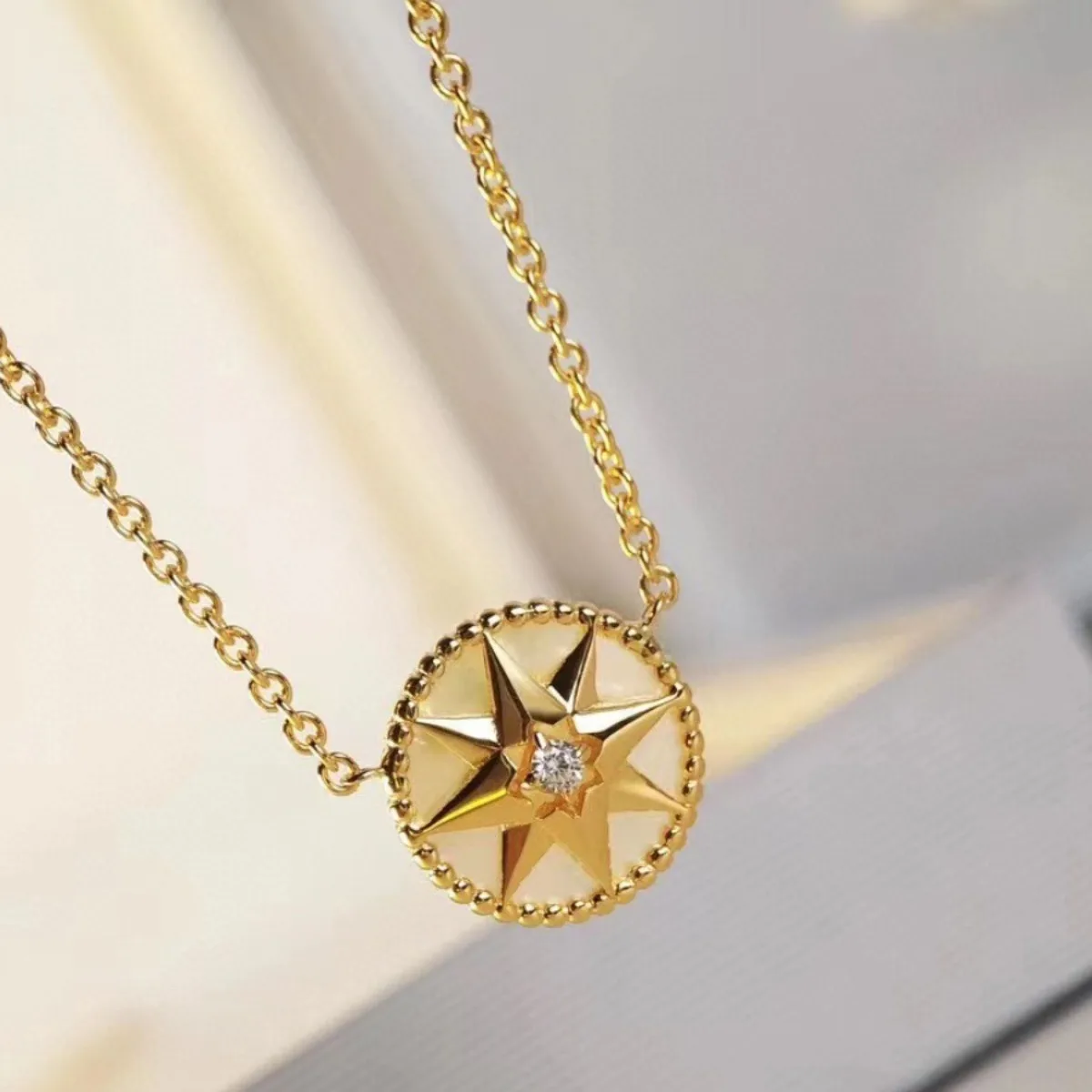 

Eight stars Lucky Compass necklace Female natural white fritilla light luxury niche design with diamond clavicle chain