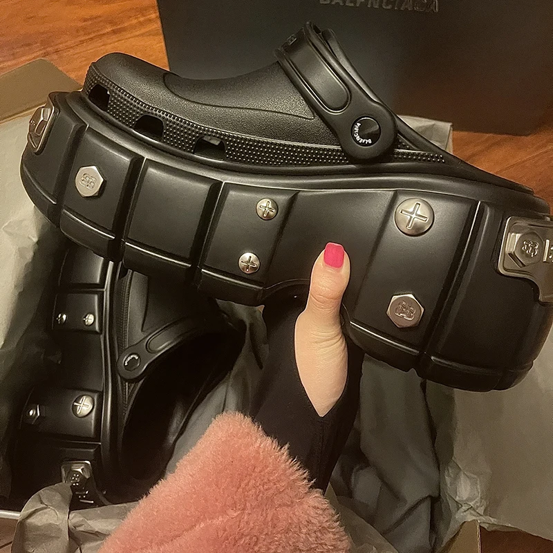 

Новинка 2023, сандалии на платформе с открытым носком и металлическими заклепками, женская уличная одежда, увеличивающие пышные ботинки, большие размеры, пляжные мужские туфли Hole oes