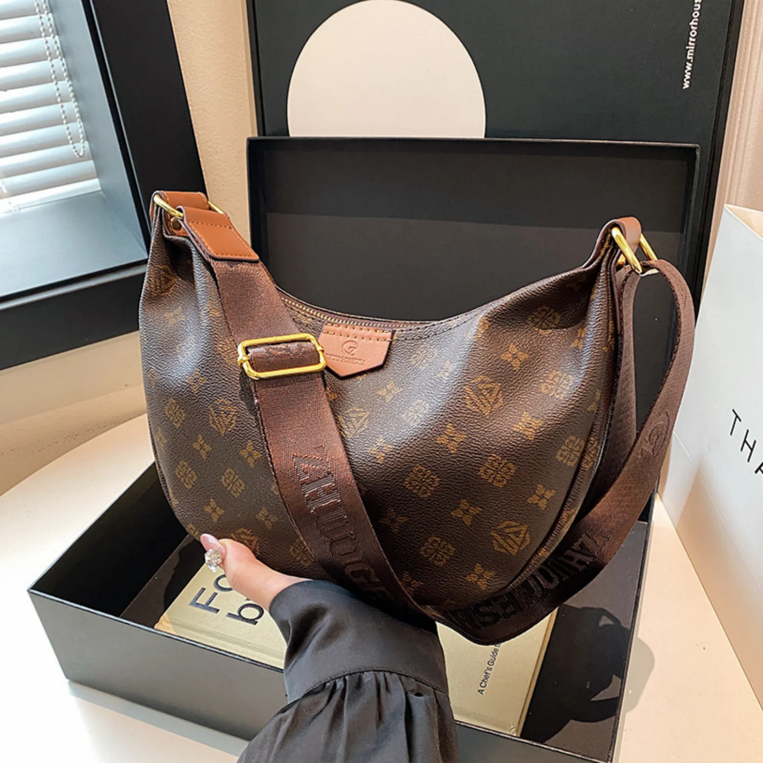 2026 New Retro Old Flower Underarm Bag for Women, Fashionable, Versatile, Personalized, Trendy, Single Shoulder Crossbody Bag
