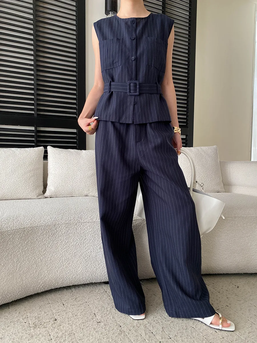 Sommerliches Damen-Set mit Rundhalsausschnitt, gestreiftem Schnürbund, ärmelloser Weste und lässiger Hose – Detail 20