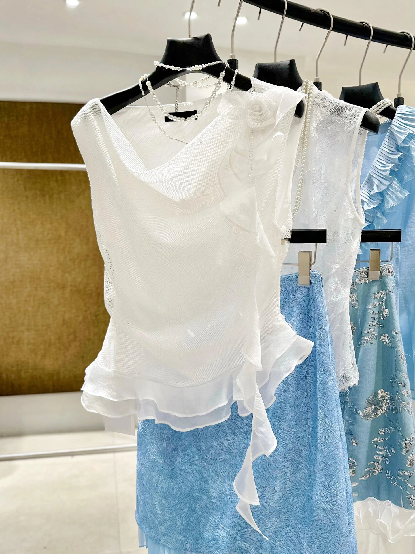 

Fashionable Summer Commute Sleeveless Vest Unique Korean Design Gored Hem round Neck Top Elegant Straight Silhouette Silk