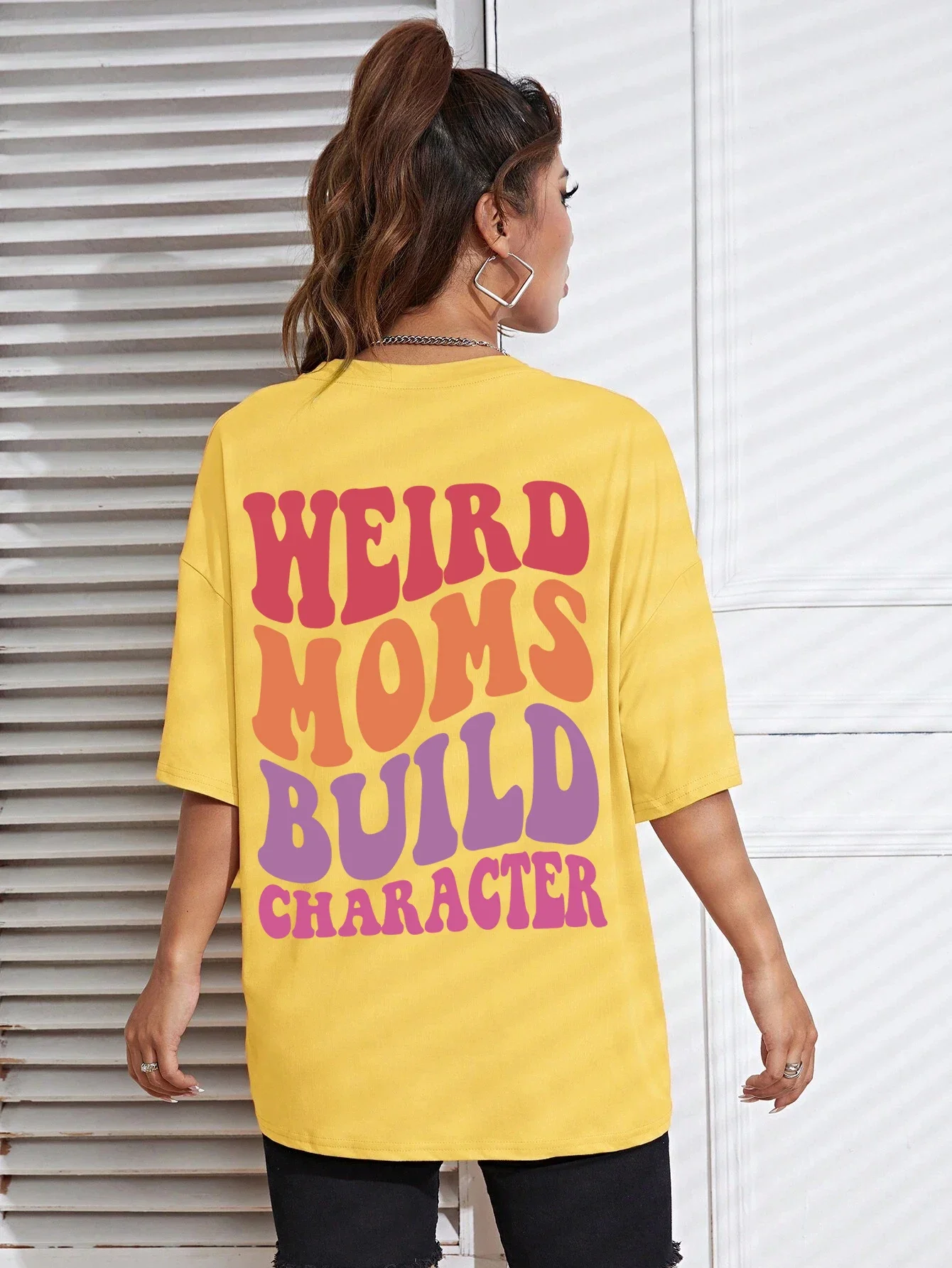 เสื้อยืดลาย Weird Moms Build Character สำหรับผู้หญิง สไตล์สตรีทลำลอง เสื้อยืดฮิปฮอป เข้าได้กับทุกชุด เสื้อผ้าฤดูร้อน ระบายอากาศได้ดี แขนสั้น