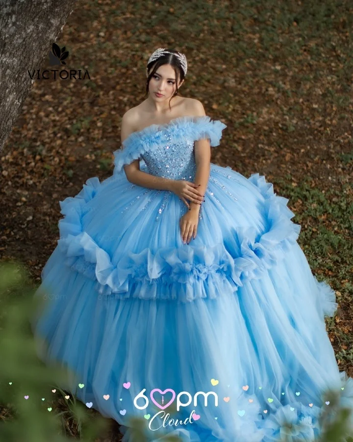 

Дизайнерские небесно-голубые платья Quinceanera 2026 с бисером и открытыми плечами, бальное платье с кристаллами, роскошные платья на день рождения по индивидуальному заказу