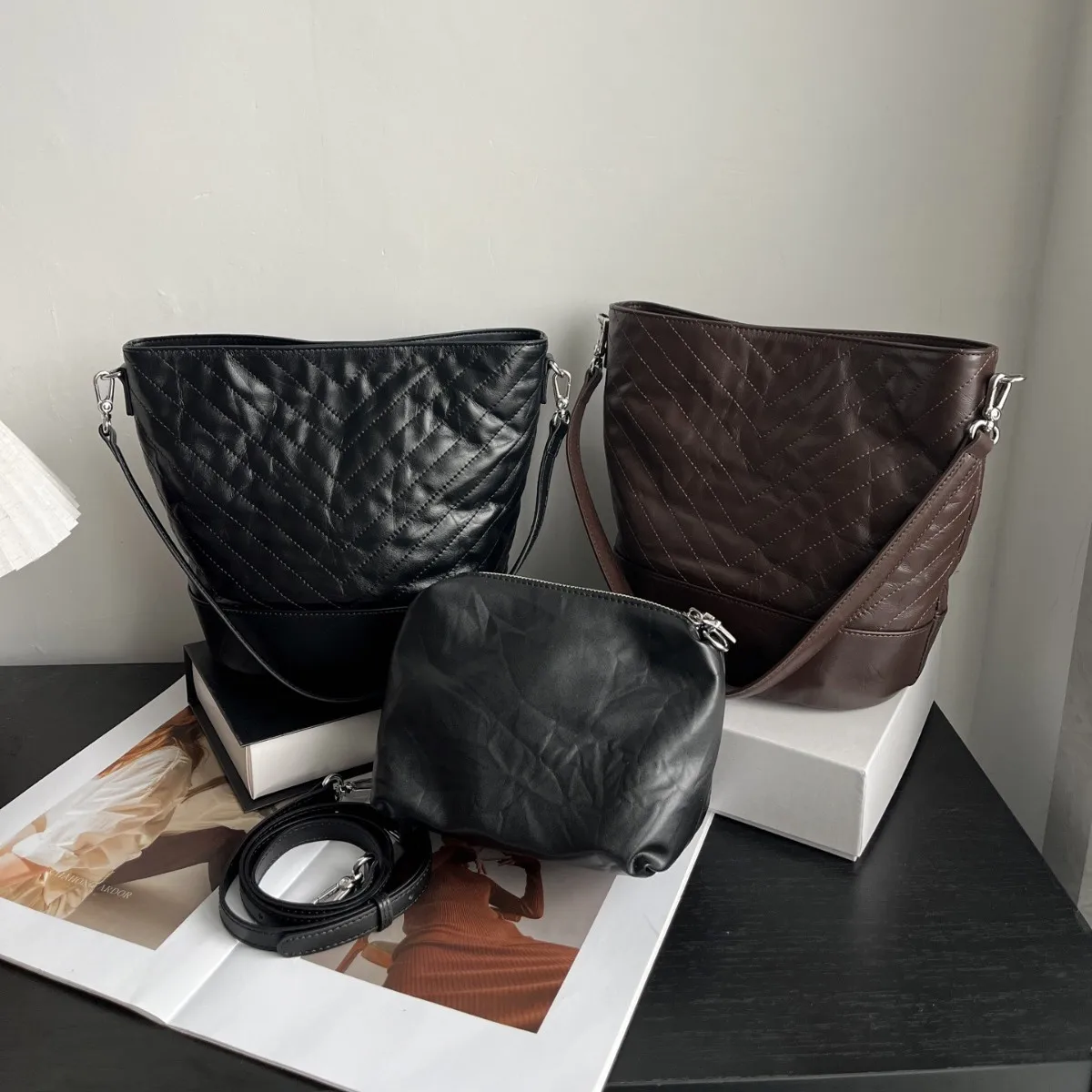 

Retro High-end Large-capacity Bag Women's 2025 New Casual Simple Soft-sided Bucket Bag Trendy Fashion Portable Messenger Bag