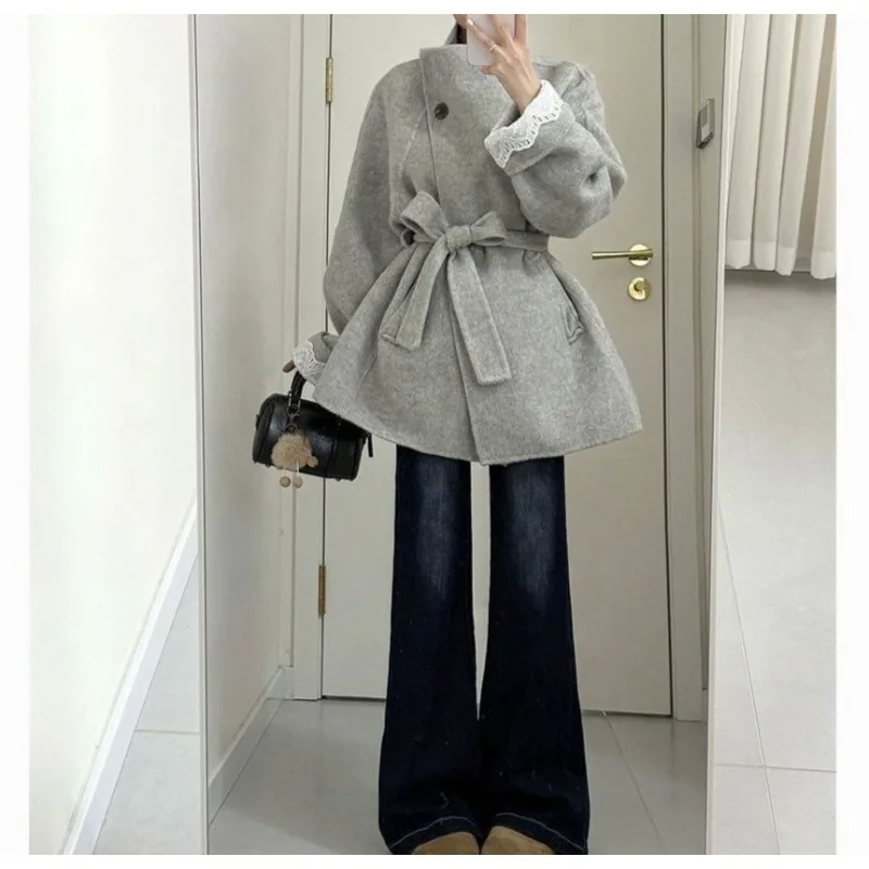 

Шерстяное пальто в корейском стиле. Зимнее шерстяное пальто нового стиля 2025 года, стиль Хепберн, элитное и элегантное, настоящее популярное.