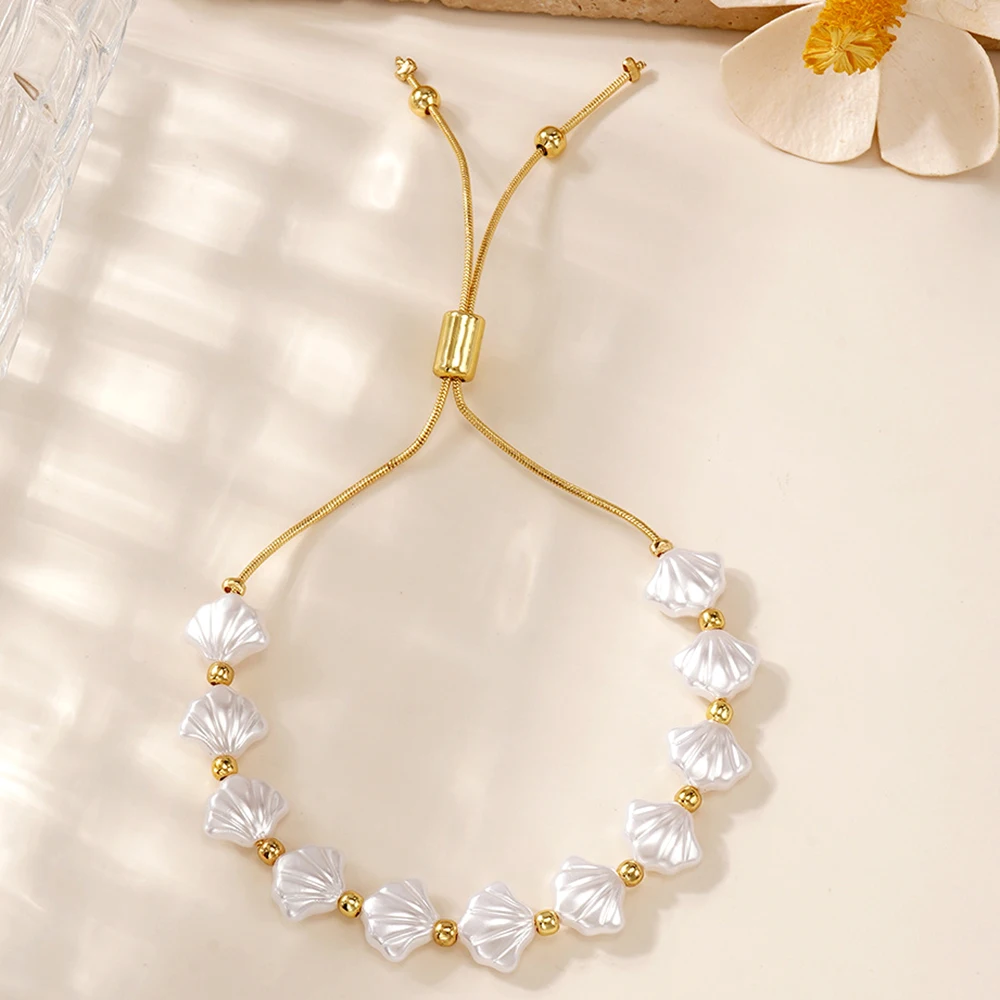 Bohemian Shell Bracelet for Women Adjustable Pearl-Luster Shell Beads with Beachy Jewelry Gift Trendy Daily Wear Accessory