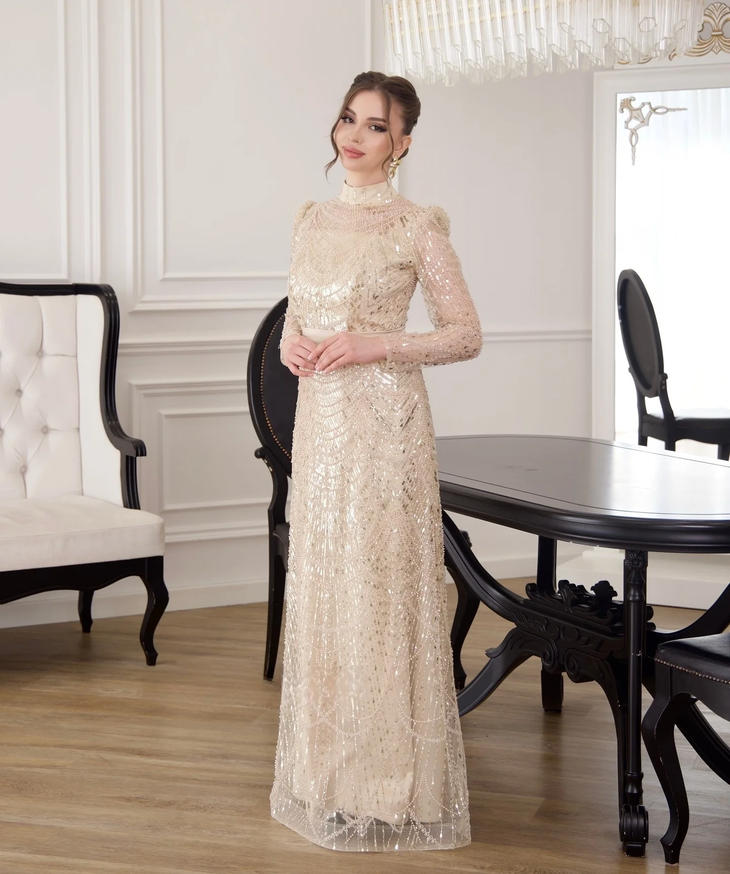 Robes de perles personnalisées Mina pour paillettes d'événements spéciaux. Robe de soirée à manches longues, tenue de soirée élégante de luxe, col rond, pour femme