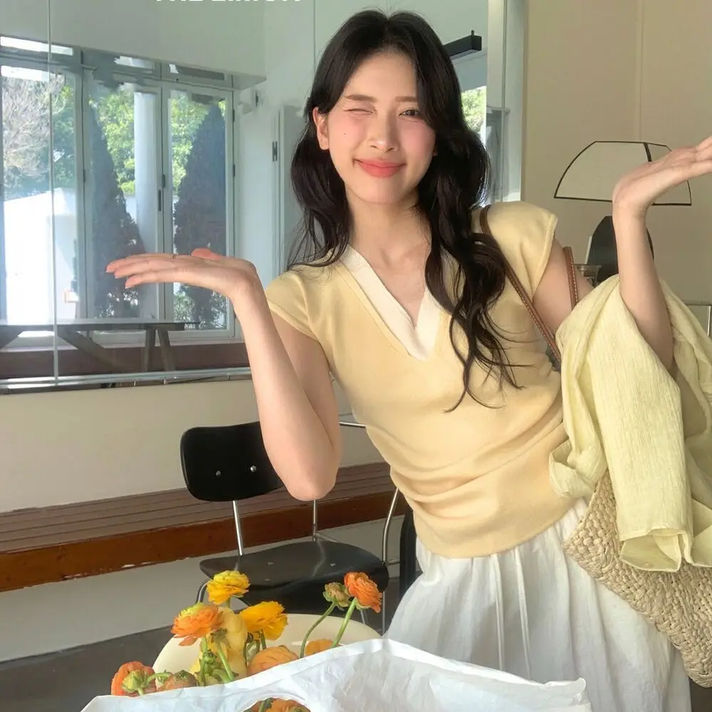 Proste patchworkowe koszulki dwuczęściowe z dekoltem w serek w stylu koreańskim, dopasowany krótki top z krótkim rękawem, słodki top dziewczęcy na lato.