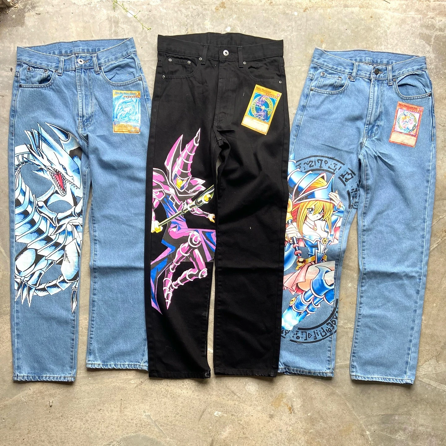 

Yugioh Джинсы в стиле аниме для мужчин Уличная одежда Мешковатые джинсовые брюки с высокой талией Harajuku Широкие брюки High Street Y2k Мужская одежда