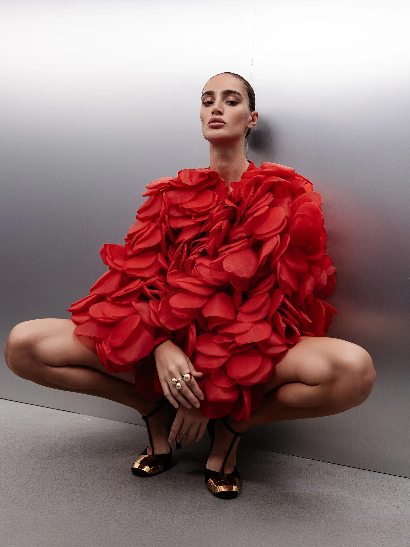 Abrigo de pétalos de tul rojo de gran tamaño para mujer, moda vanguardista, nueva bata de fiesta 2025, estilo callejero moderno, ropa de abrigo esculpida floral