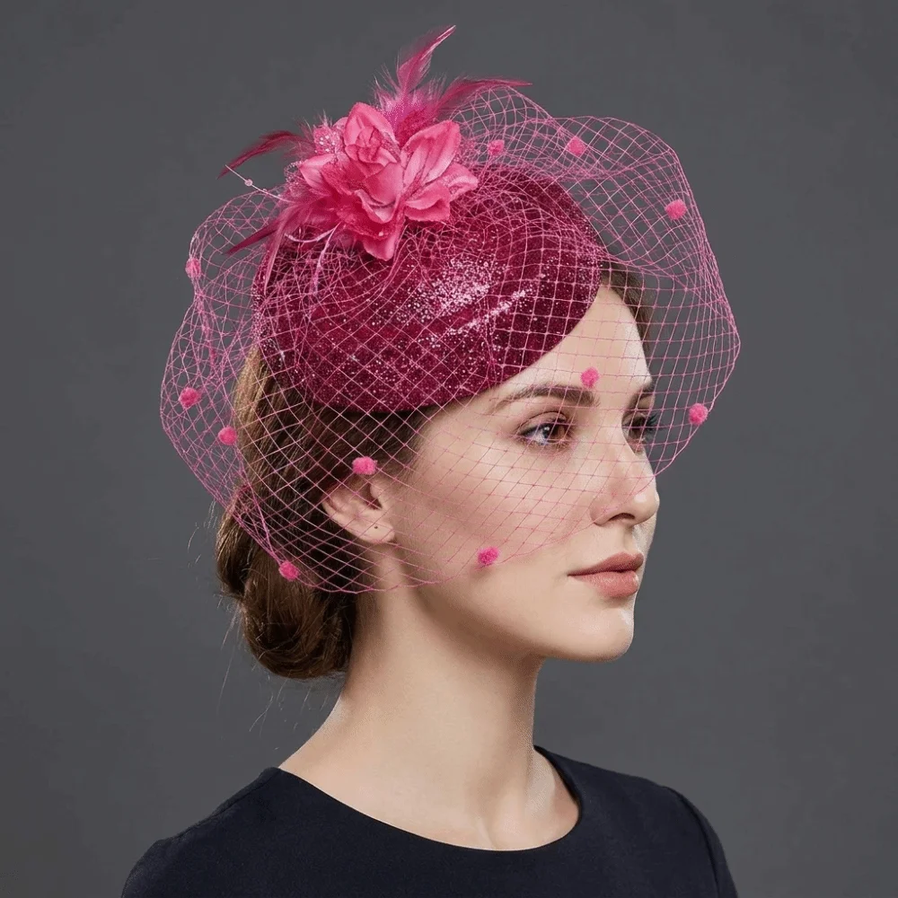 Chapeau Fascinator en feutre couleur unie, style français, à motif vague, avec voile de mariée en maille et fleur en plumes, coiffe de mariée, diadèmes