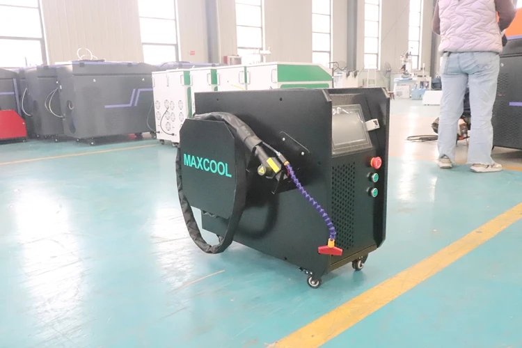 Zdjęcie 4: Przenośna laserowa maszyna czyszcząca o mocy 300W do usuwania plam z metalu i drewna.