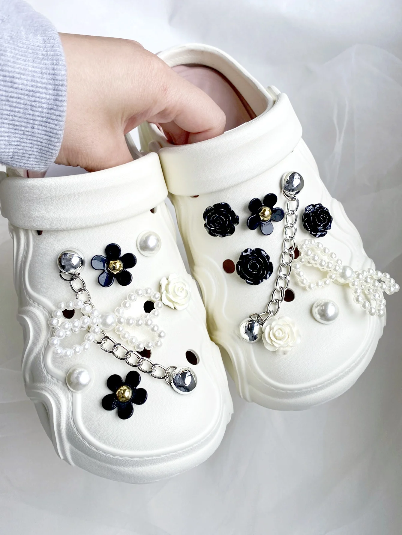 

15 pieces of silver ABS pearl chain, white ABS pearl bow, white rose, black rose, black flower, white ABS pearl shoe buckle DIY