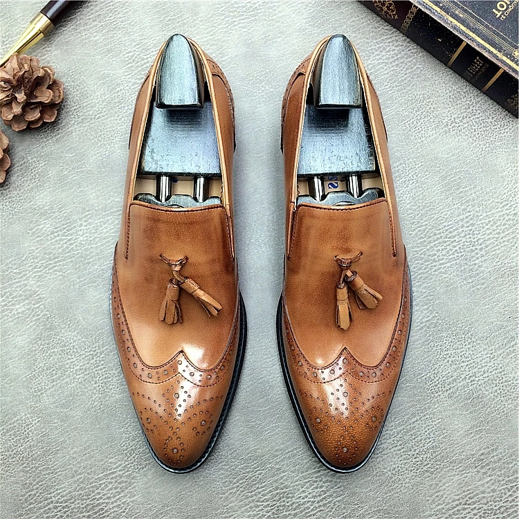 

2023 New Leather Business Leather Shoes Men's English Pointy Loafers Brock Carved Fashion Casual Shoes Trend