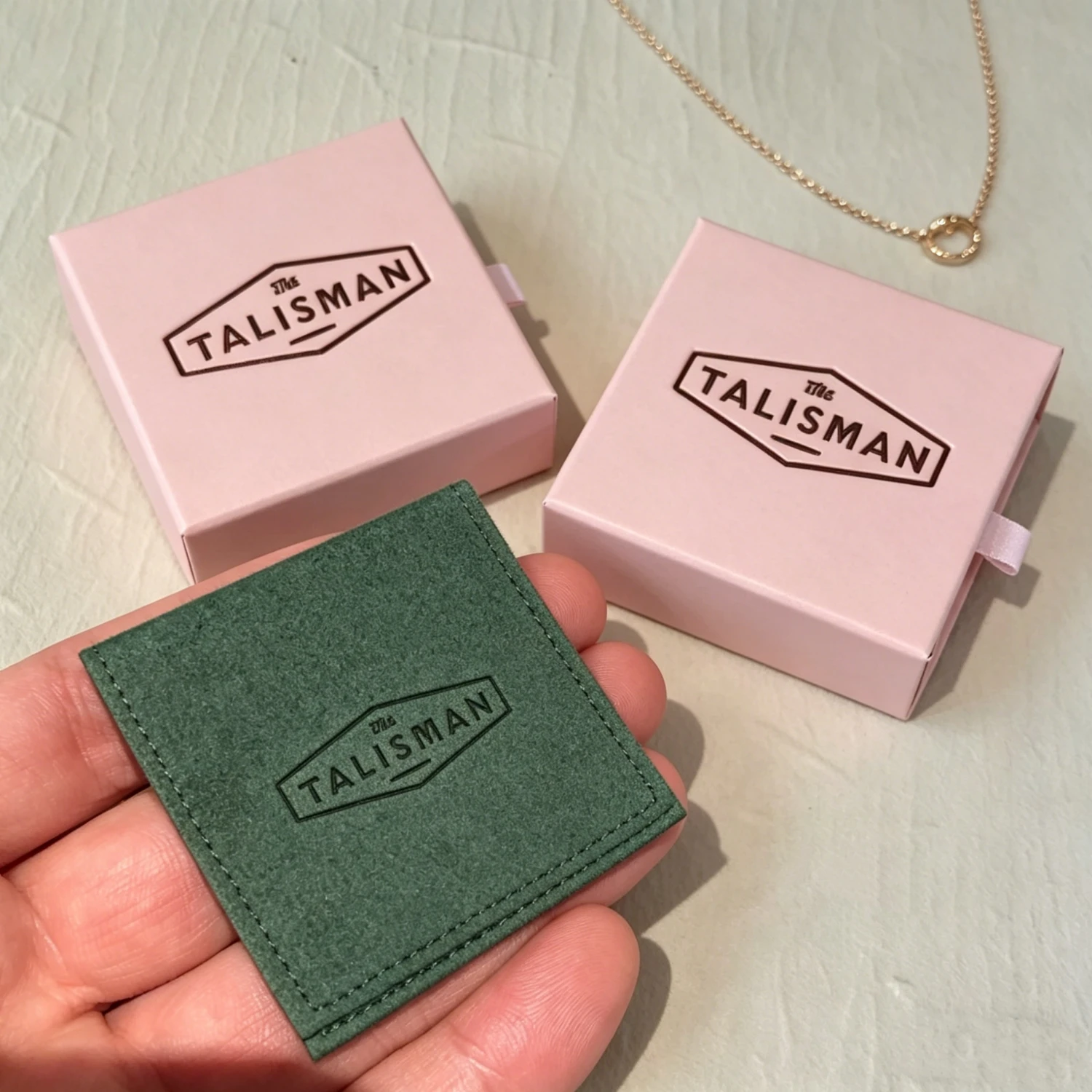 

Набор из 20 штук: Новинка! Подарочные коробки-пеналы с магнитной застежкой и логотипом на заказ, розовые, с мешочками из микрофибры для украшений