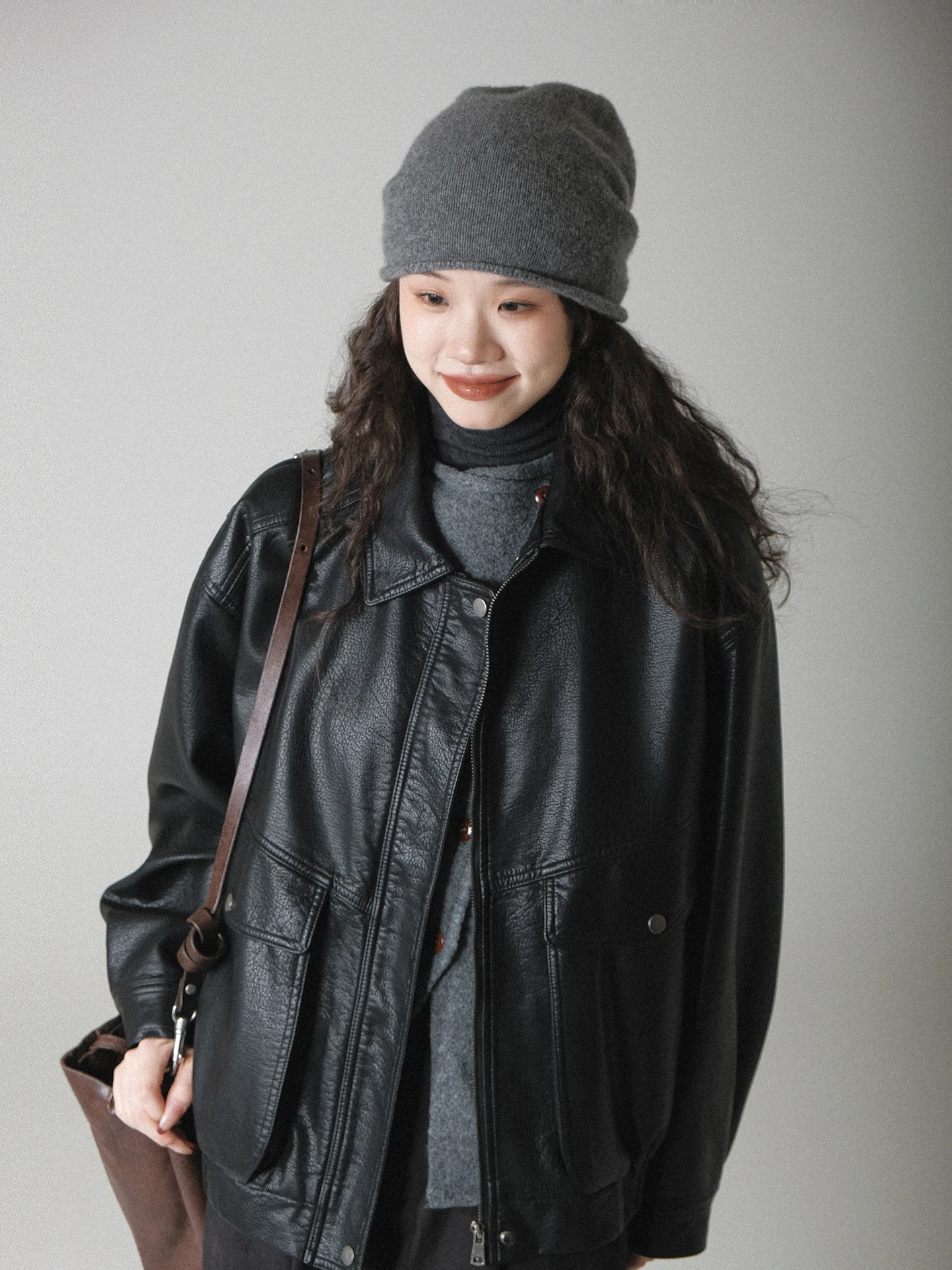 ブラウン PU レザージャケット女性のクールなスタイルのショートコート冬新着ファッショナブルな通勤風ルーズフィット長袖ジッパー