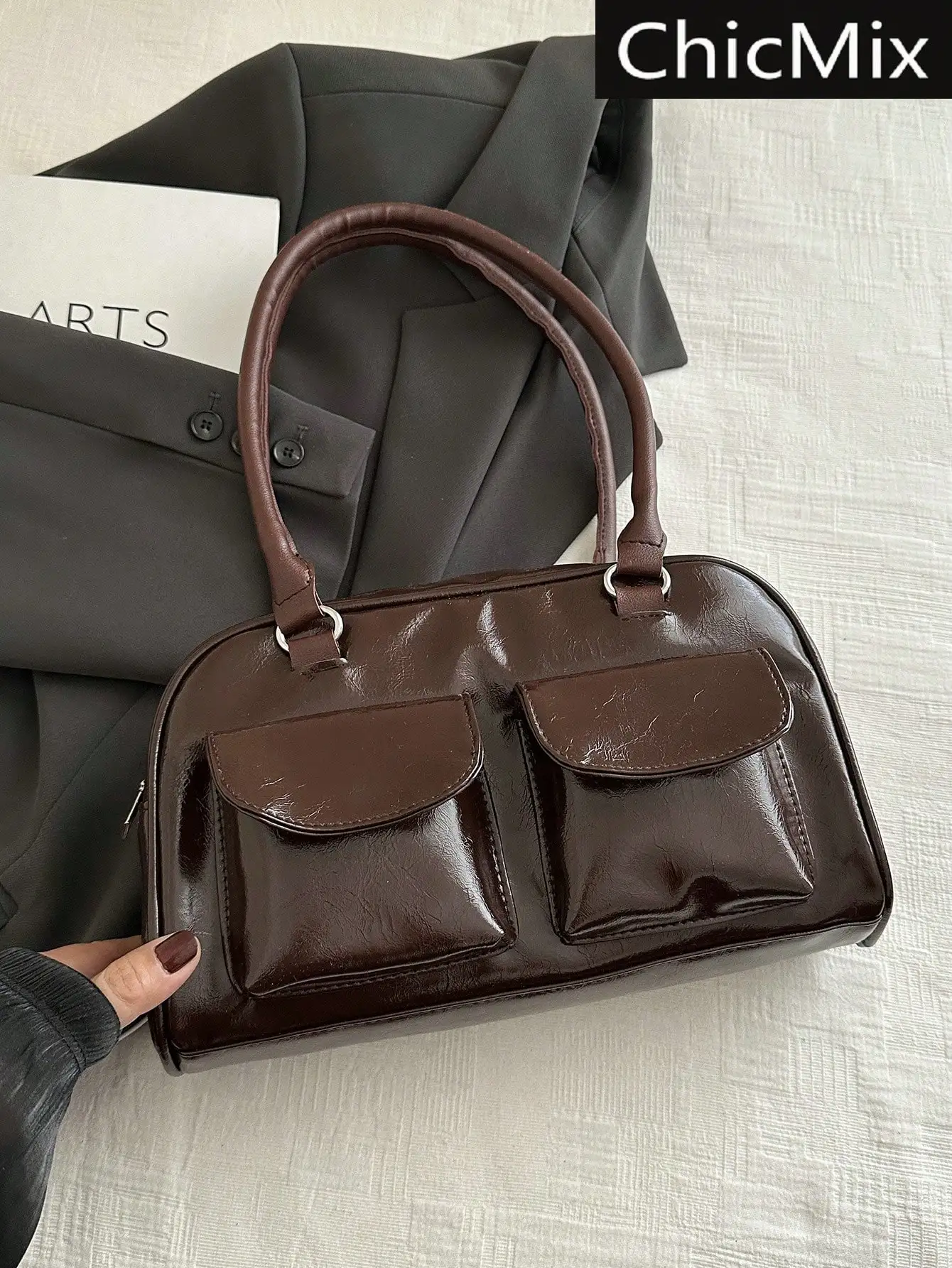 

Коричневая глянцевая сумка с верхней ручкой и двумя передними карманами для офиса или повседневного использования