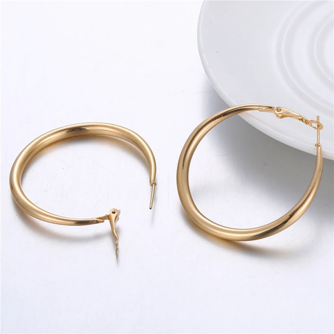 2025 New Women's Gold color Large Hoop Earrings (one Pair) Simple Smooth Geometric Round Earrings Stylish Everyday Accessories