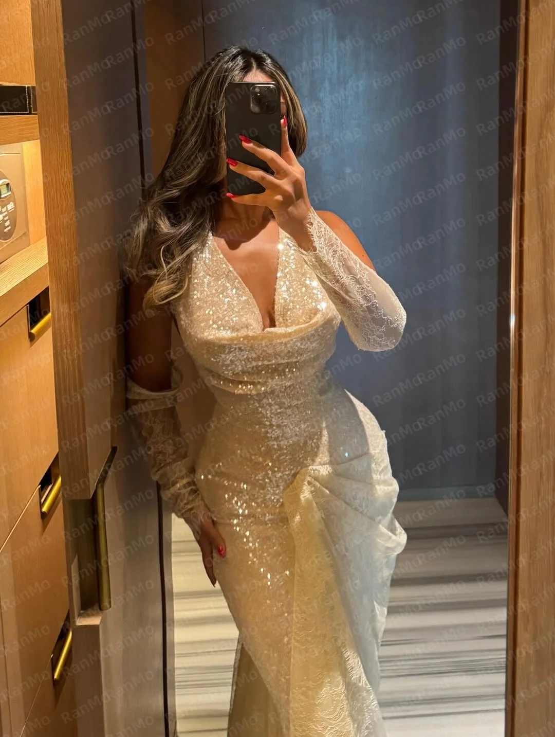 Sukienka wieczorowa Ranmo Customized 2026, nowa, koronkowa, z dekoltem typu halter, bez rękawów, plisowana, krój syreny/trąbka, odpinane rękawy, sukienka na studniówkę.