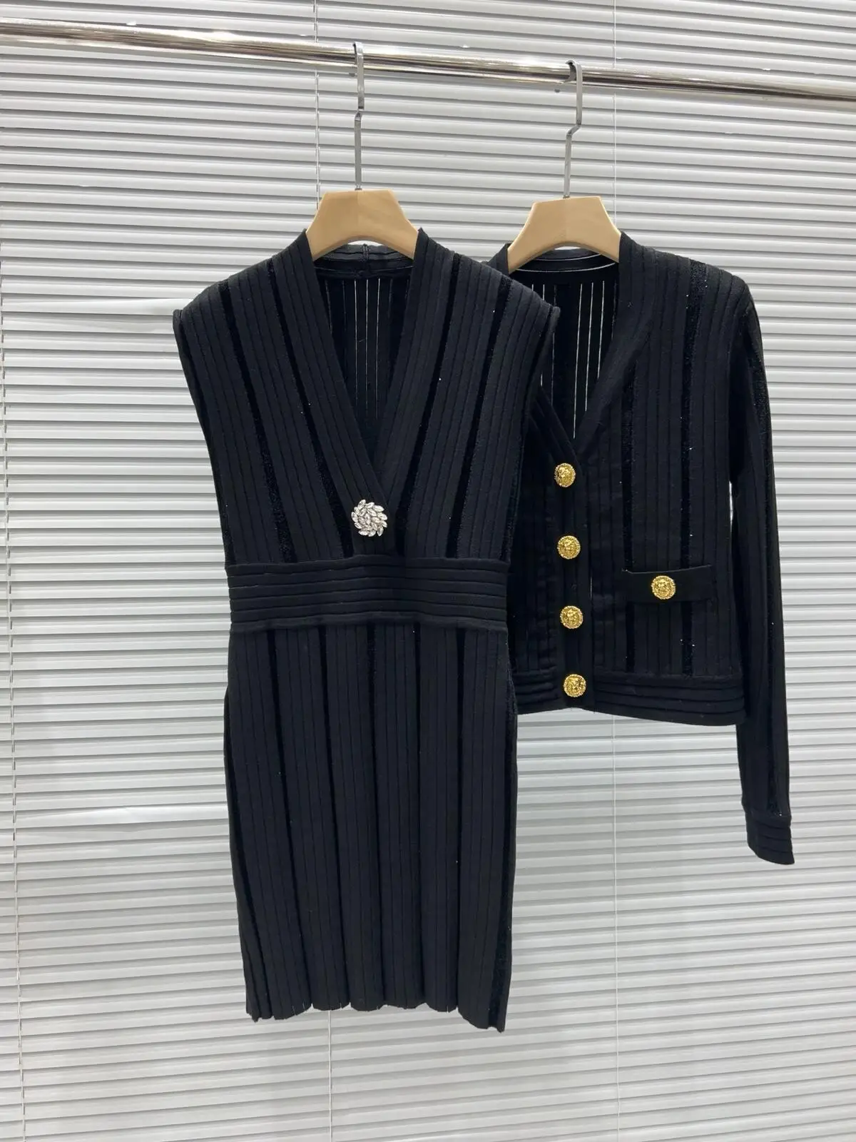 2026 Spring/Summer New French Style V-Neck Gold Button Knit Cardigan Sleeveless Dress Rhinestone Detail Elegant
