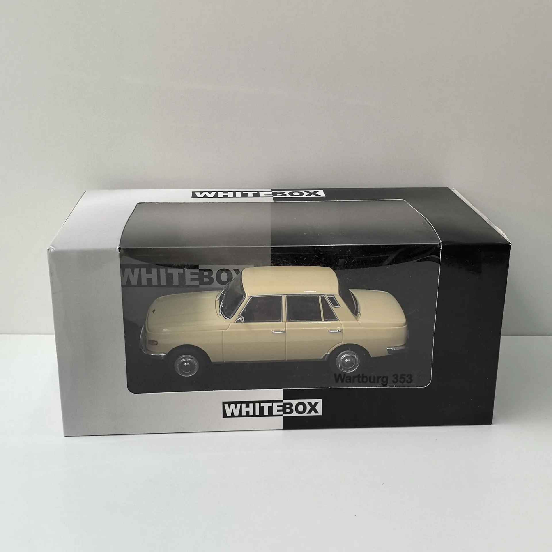 

Diecast WHITEBOX 1/24 Scale Wartburg 353 Alloy Car Model Collectible Toy Gift Souvenir Display Ornament