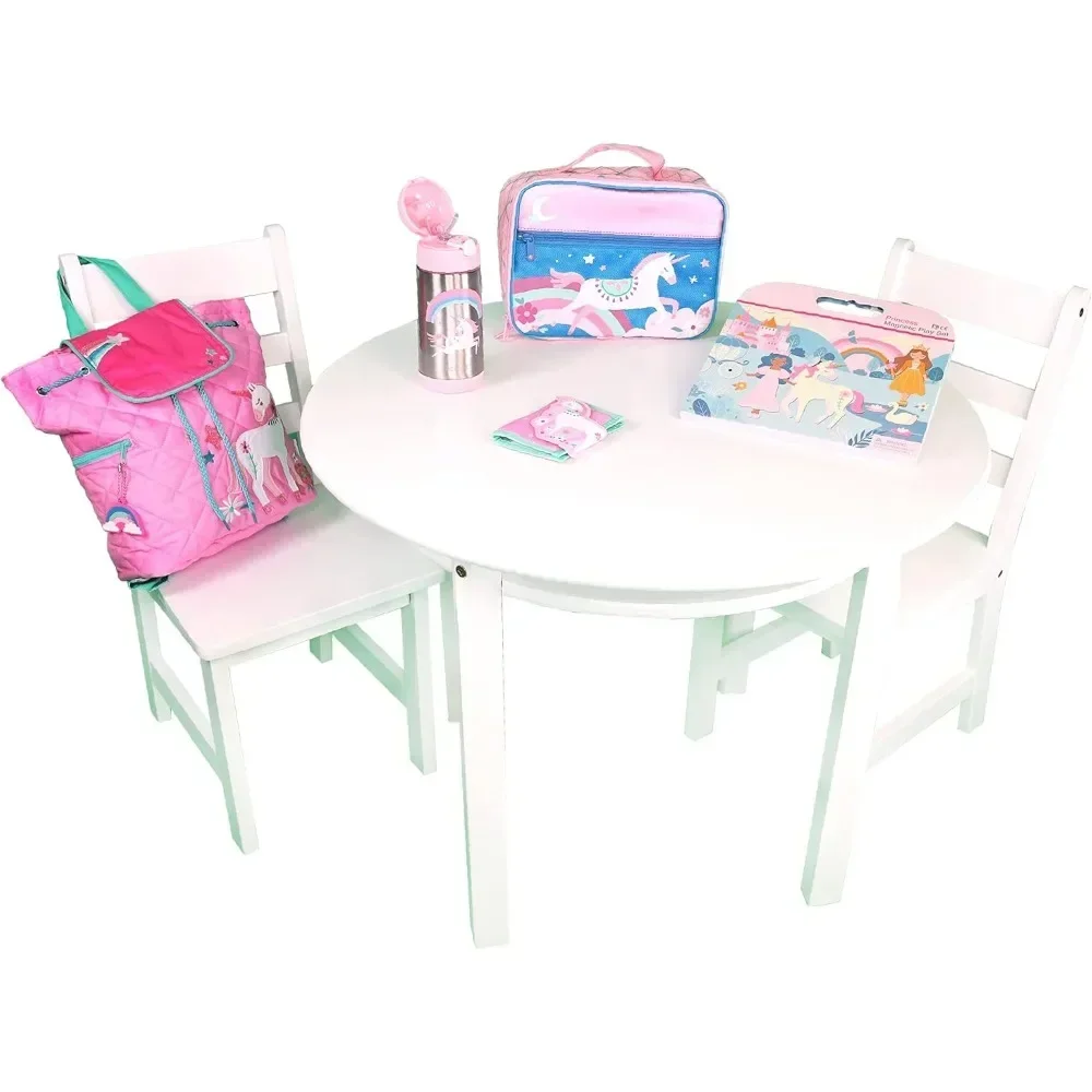 Witte ronde kindertafel met plank en twee stoelen, eenhoornrugzak, lunchbox, thermoskan, magnetisch speelgoed en portemonnee