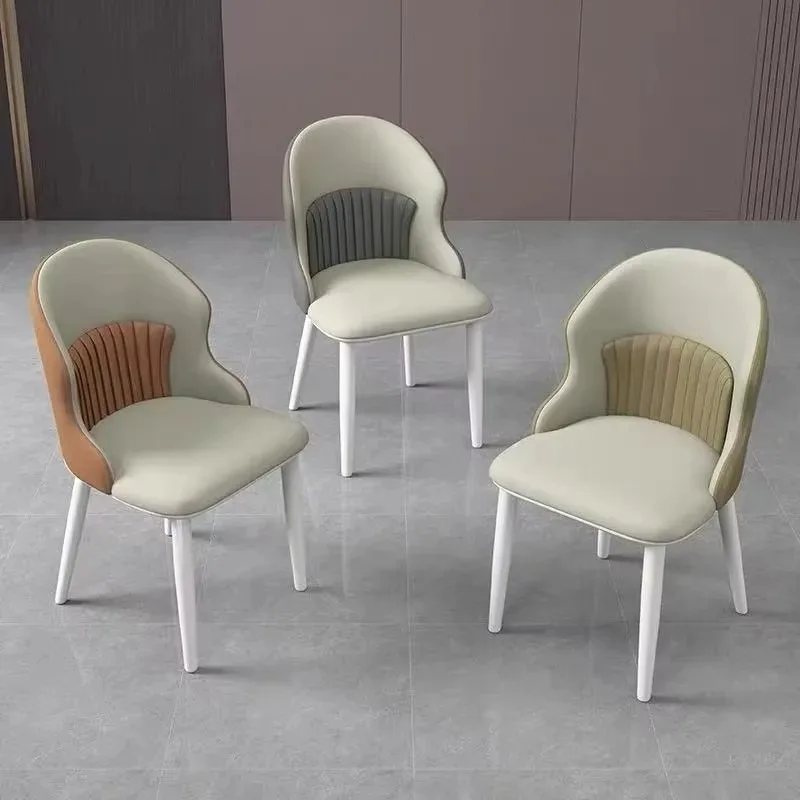 chaises-de-restaurant-modernes-et-luxueuses-avec-sieges-en-cuir-pu-et-pieds-en-metal-design-durable-pour-hotels-et-salles-a-manger