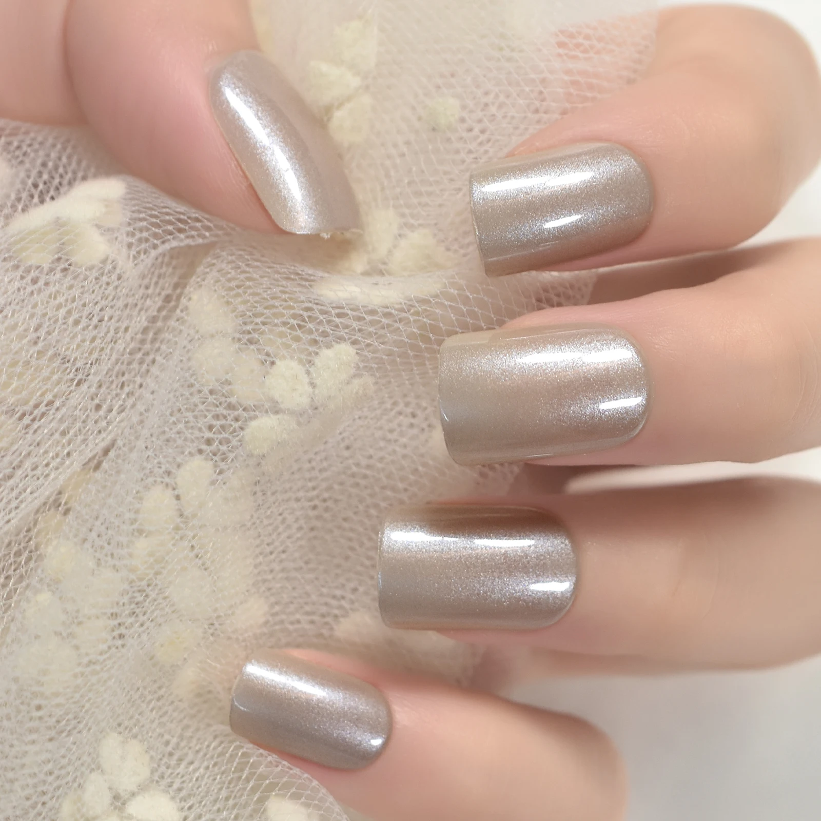 Korte druk op nagels Vierkant glitter Matte zilveren vingernagels Kunst nepnagels Volledige dekking manicuresets met ontwerpen Charms