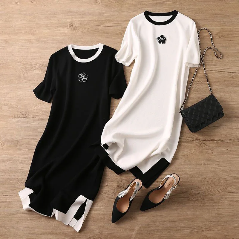 

2024 Spring/Summer Women's Ice Silk Knitted Short-Sleeved Split Dress, Literary Style O-Neck Knee-Length Package Hip Dress