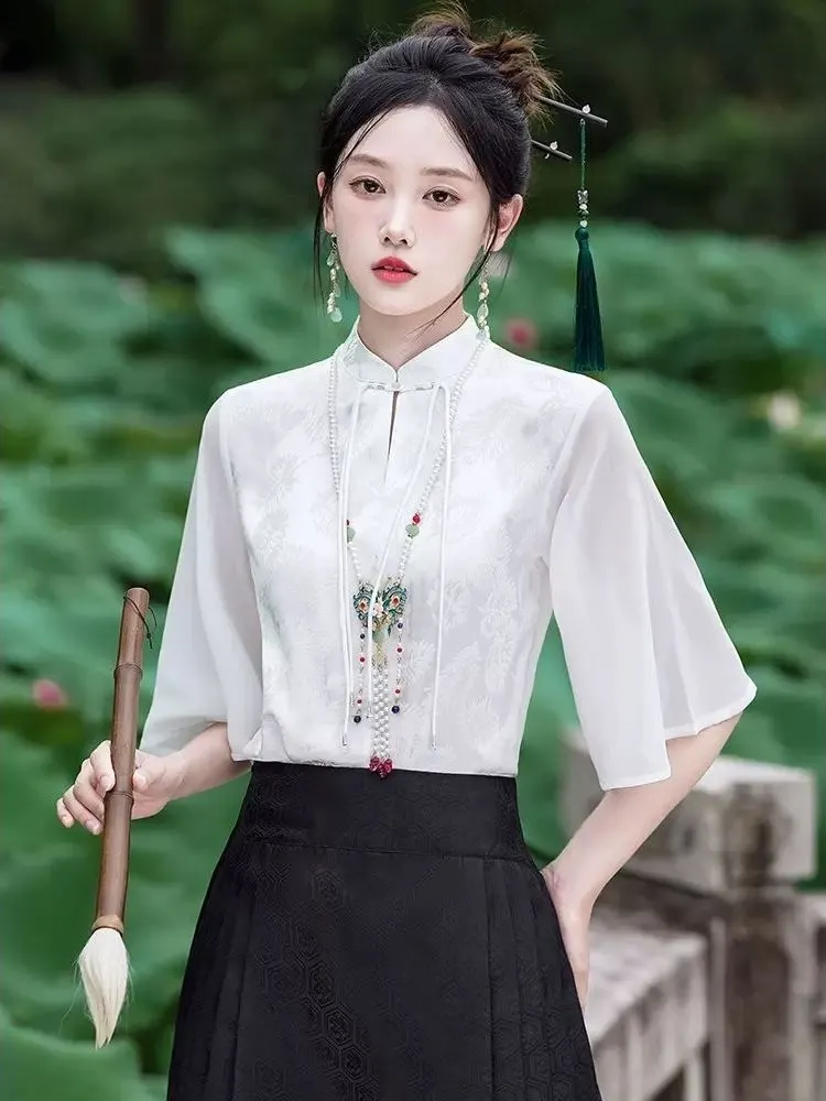 

Белая женская летняя блузка с воротником-стойкой и коротким рукавом в новом китайском стиле, в тон к юбке-трапеции, в национальном стиле.
