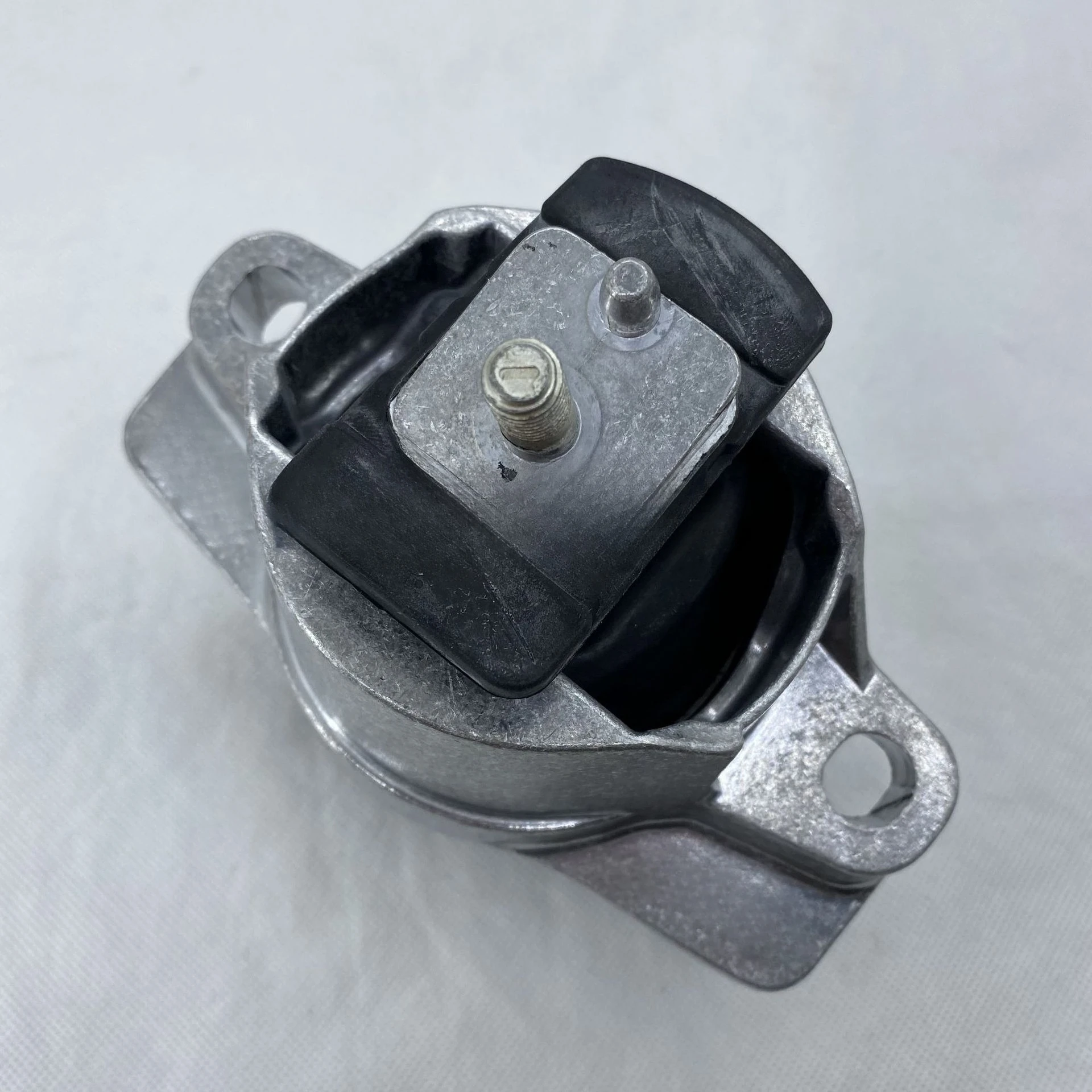 Hydraulic  oil for Jaguars XE engine  T4N3780