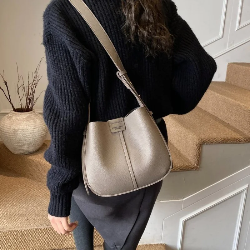 

Top-Tier Women's Handbag Made Of Cowhide Leather Boasting Compact Trendy Budapest Vintage Neat Spacious Daily Look​