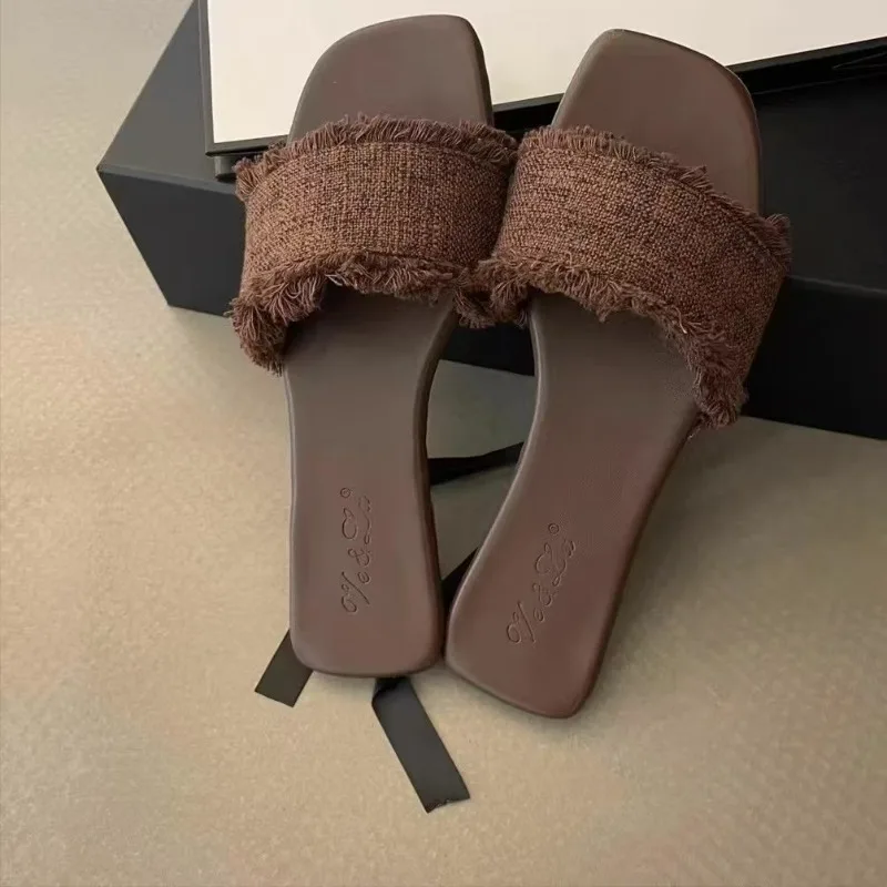 

Новые женские летние тапочки на плоской подошве с квадратной головкой, повседневные джинсовые сандалии в стиле ретро, женская уличная пляжная обувь 2025 г.