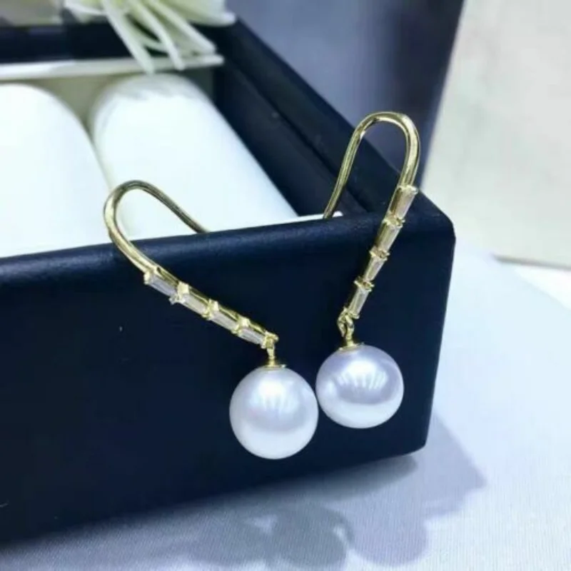 

Элегантная пара серег с белым жемчугом Южных морей диаметром 9–10 мм и диаметром 10–11 мм 9–11 мм.