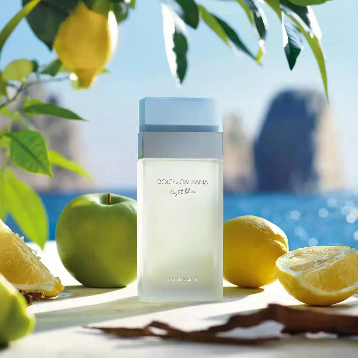 

Dolce&Gabbana Light Blue perfume The fresh sea breeze of the Mediterranean Sea is fresh, transparent, not sweet, and has a clean and clear natural atmosphere. It is suitable for commuting and daily travel in summer