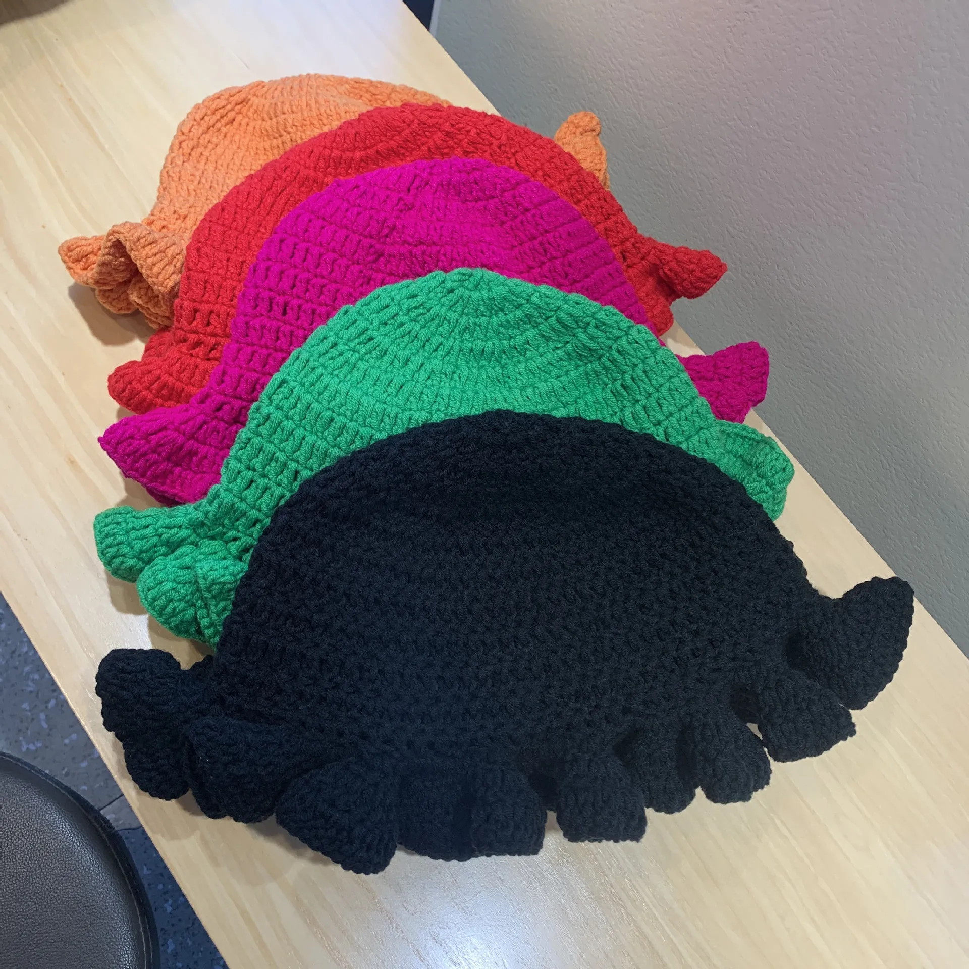 Wollmütze mit Lotusblattkante und mehrfarbiger Spitze, Halloween-Modenschau, Gesicht, kleiner Pullover, einfarbige Strickmütze