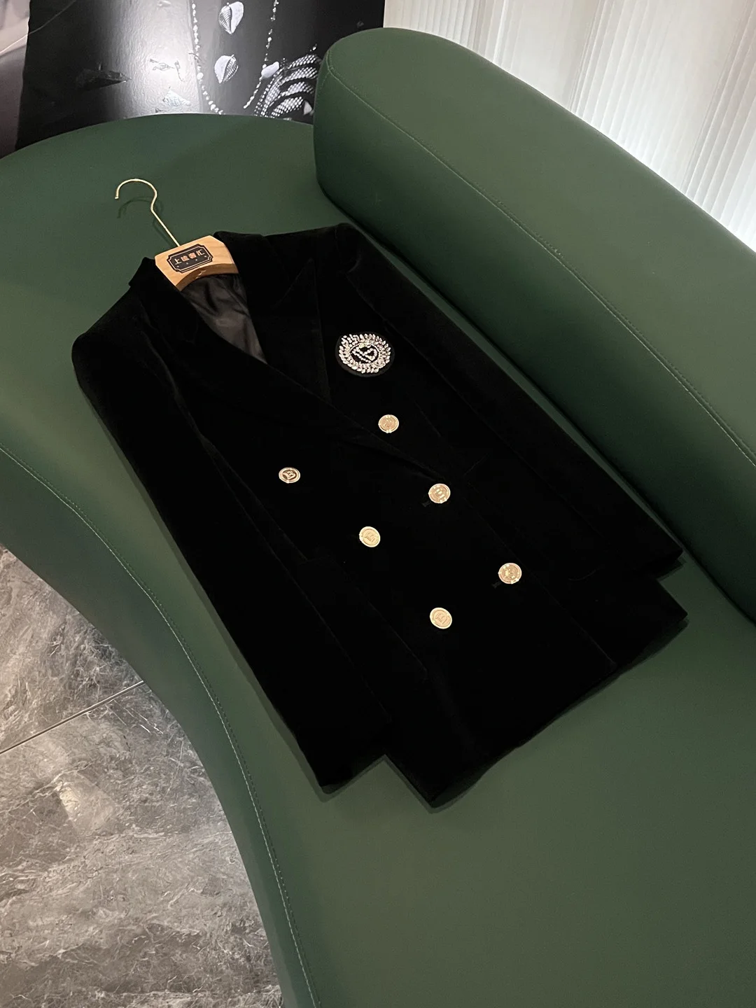 

Бархатный костюм Ele Jaet, женский облегающий костюм средней длины, Новое поступление, зима 2025 г., двубортный, чистый цвет