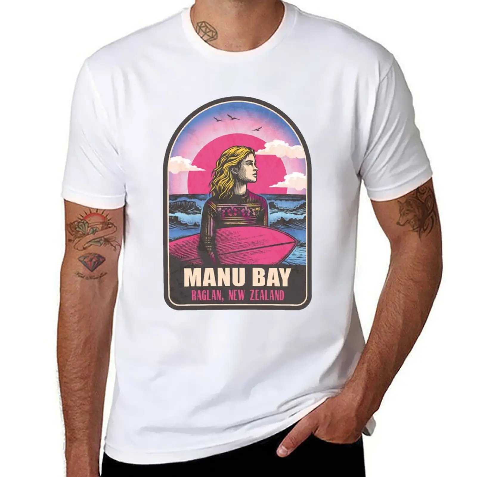 

Manu Bay Raglan New Zealand Vintage Surfing Graphic T-Shirt t shirts for man graphic tees essential t shirt T-shirt