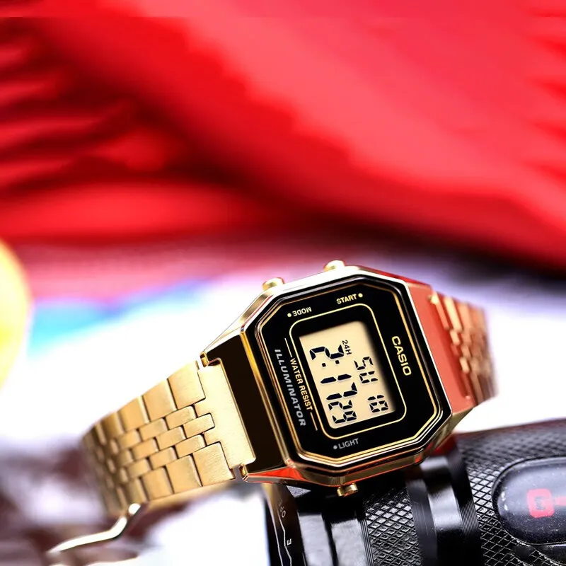ساعة كاسيو للرجال صغيرة ذهبية مقاومة للماء رياضية للطلاب شاشة رقمية LED كوارتز ساعات عصرية فاخرة