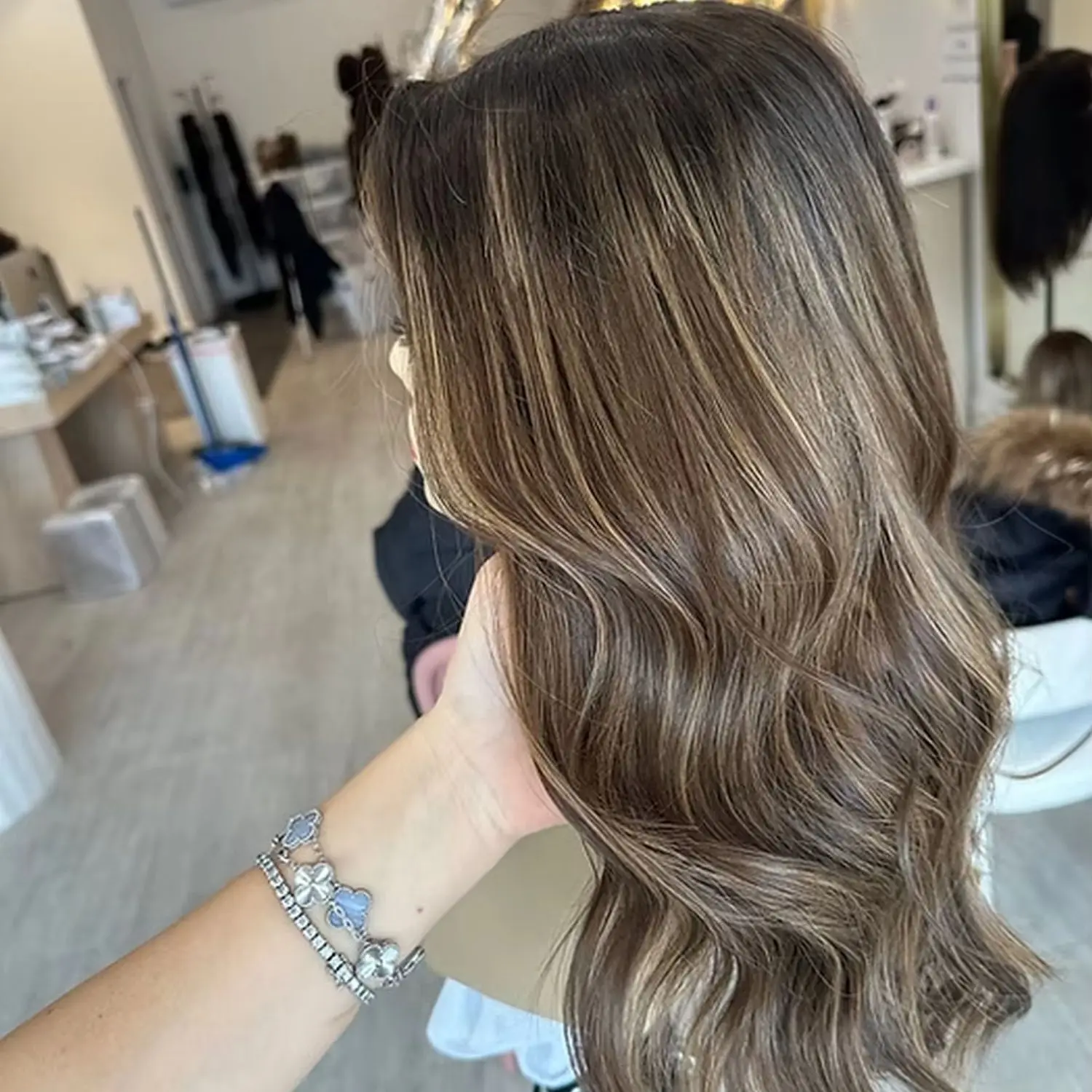 

Синтетические парики с омбре, каштаново-коричневые с блондными мелиями, с кружевной передней частью, реалистичный вид, естественная линия волос, высокое качество, повседневная часть наращивания