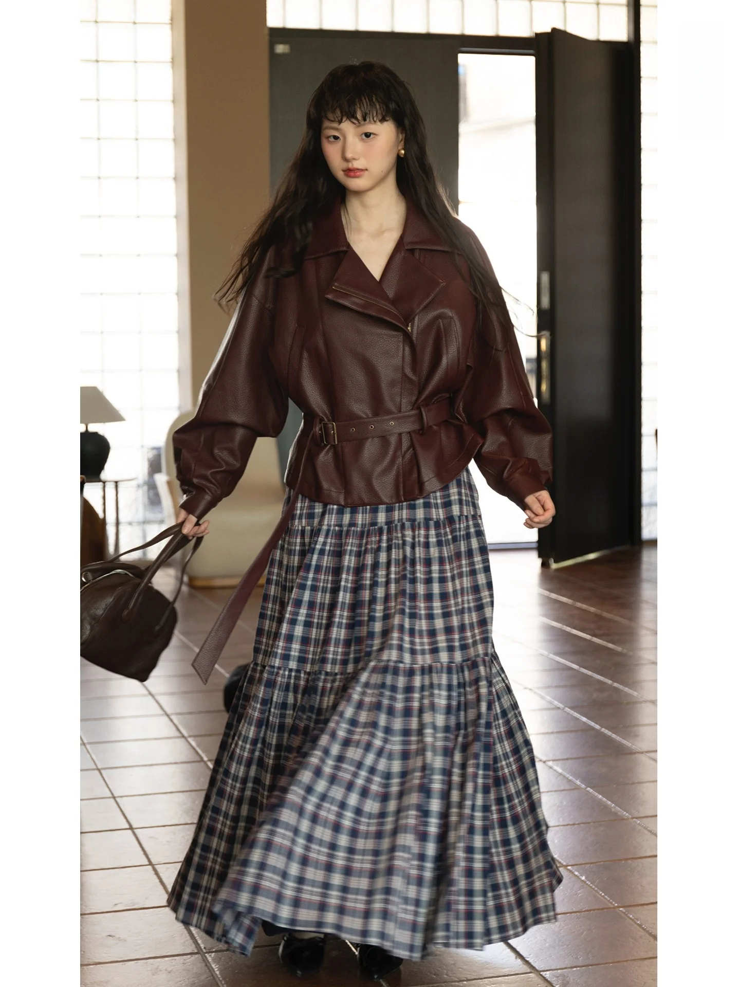 Jaqueta Feminina de Couro Vermelho Vinho BUD com Cinto e Gola Grande – Nova Coleção Outono – Elegante e Moderna