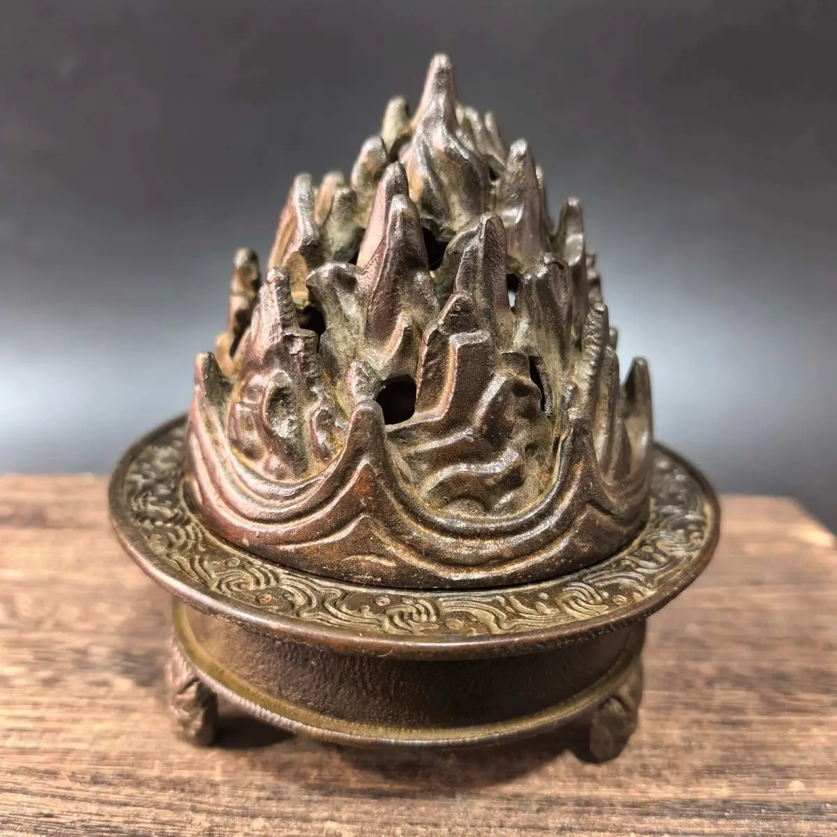 Antique Boshan Incense Burner Hollow Mountain Peak Lid Tripod Censer Meditation Incense Holder for Temple Home Decoration