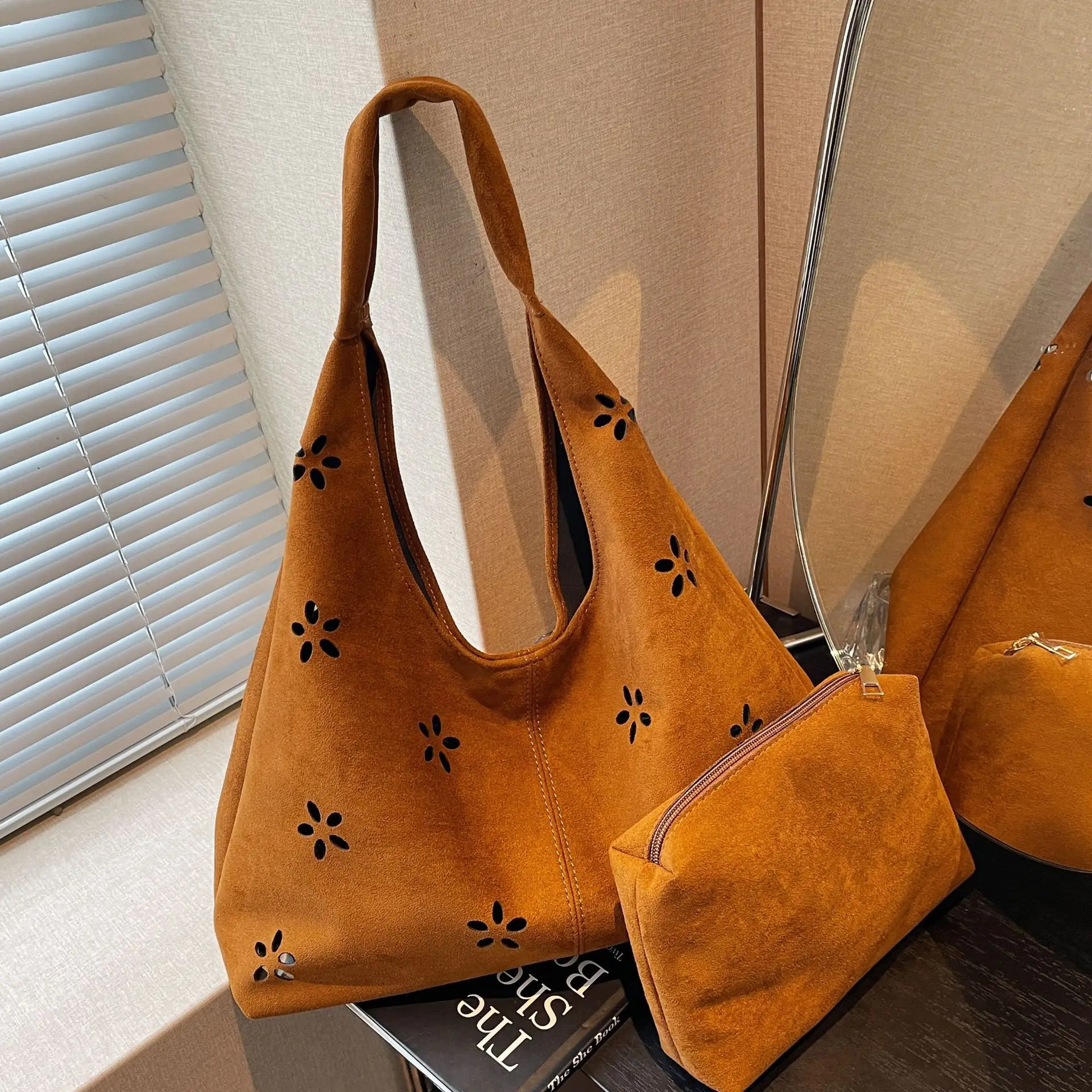 

2023 Новая женская матовая замшевая сумка с вырезом в виде лепестков, ретро, просторная сумка-тоут, плечо, подмышки для повседневного использования