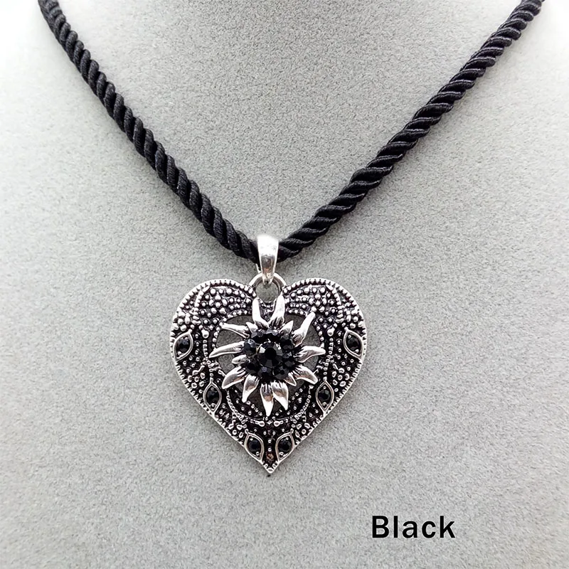 Fashion Vintage Heart Shaped Charm Necklace For Women Shiny Flowers Rhinestone Pendant Oktoberfest Party Clothing Gifts Jewelry